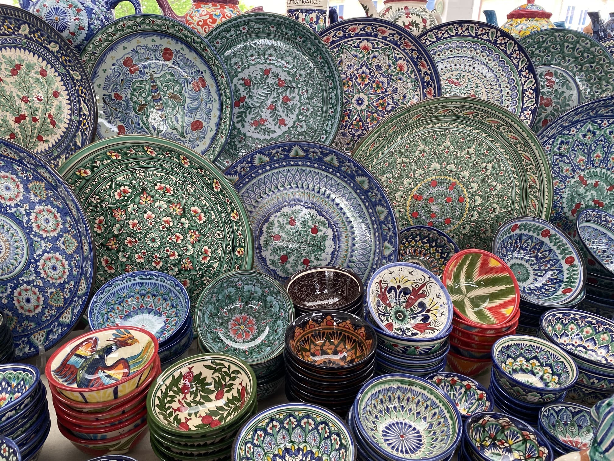 Der er farvestrålende stoffer, tasker og keramik på markederne i Bukhara. Foto Michael Høeg Andersen