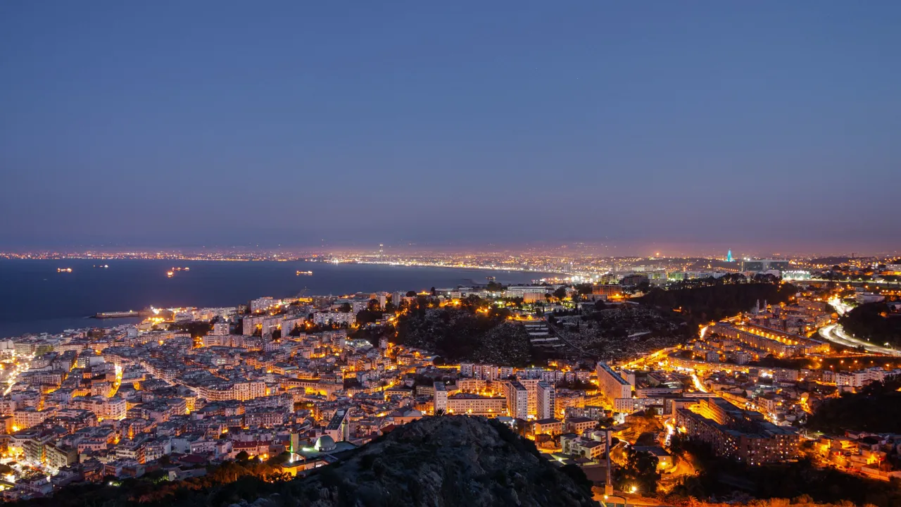 Algiers by night - et betagende syn af byens skyline oplyst af tusindvis af lys, der skaber en stemningsfuld atmosfære i Algeriets hovedstad. Foto Viktors Farmor