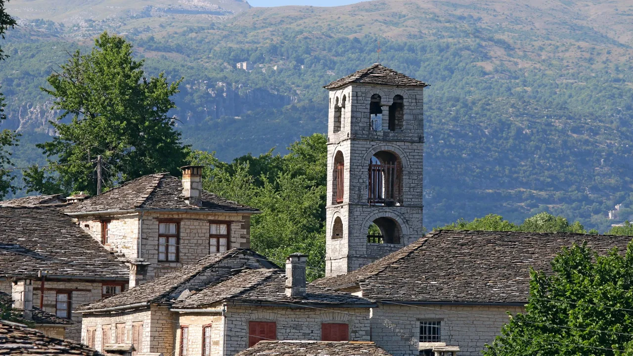 Den idylliske bjerglandsbyer Dilofo ligger i det naturskønne Zagori område.