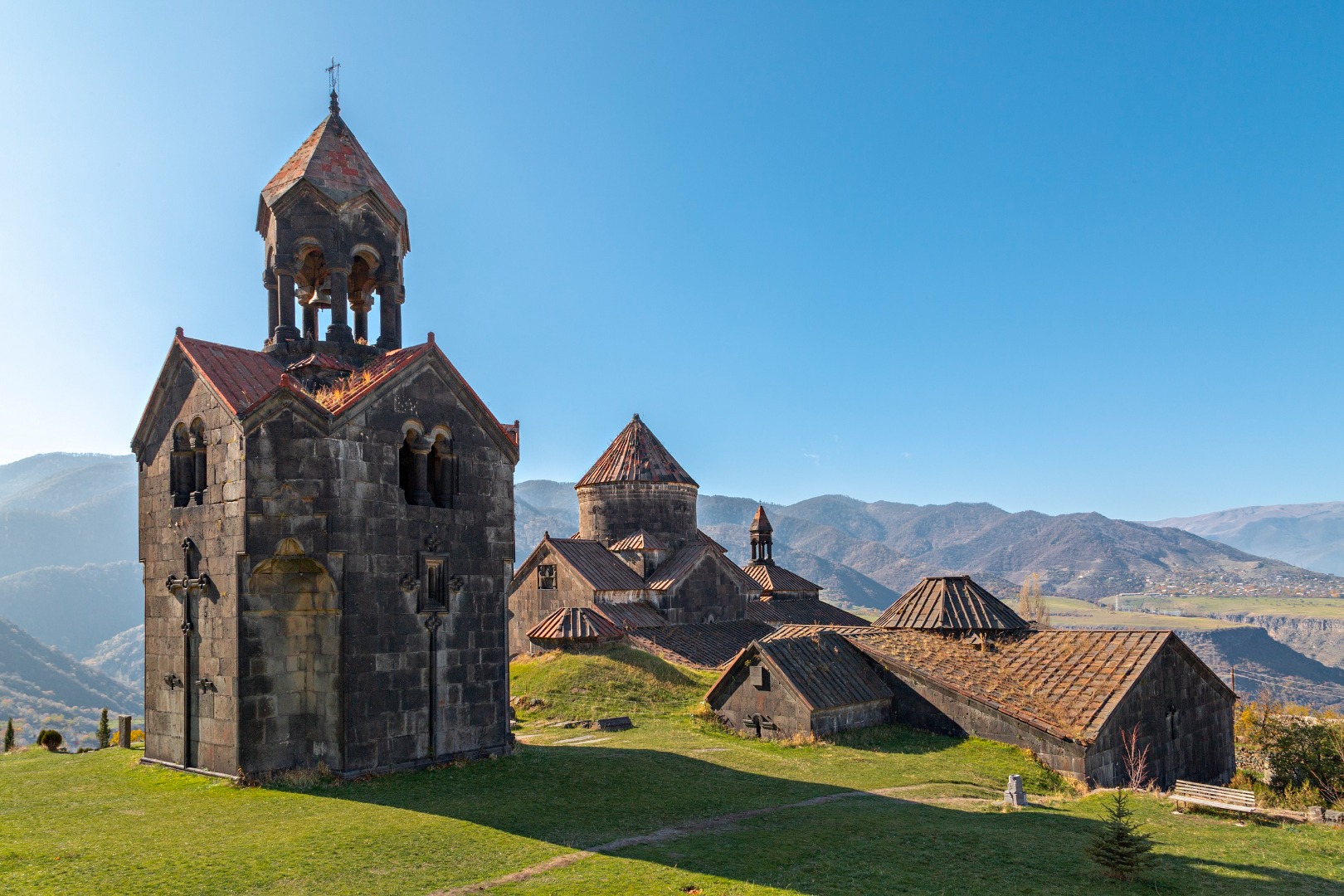 Klosterkomplekset Haghpat (Armenien) ligger i fuldendt harmoni med den omgivende natur. Foto Viktors Farmor