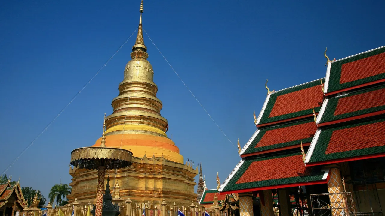 Wat Phra That Haripunchai i Lamphun er et storslået syn. Foto af Anders Stoustrup