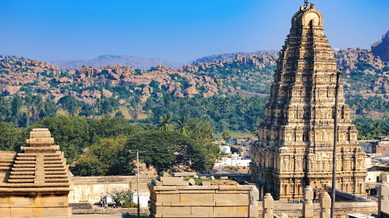 Virupaksha-templet i Hampi ligger i storslåede omgivelser. Foto Viktors farmor