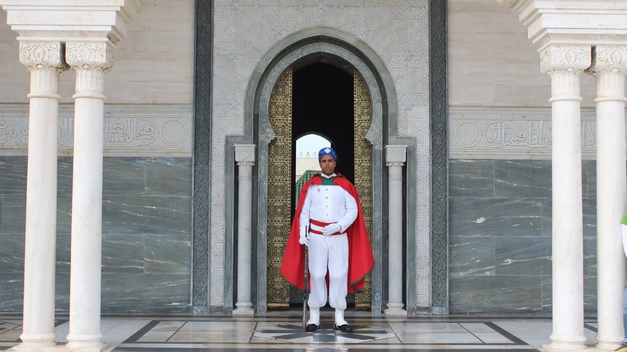 Vagtpost ved mausoleet for Mohammed V i Rabat. Foto Marlene T. Kristensen