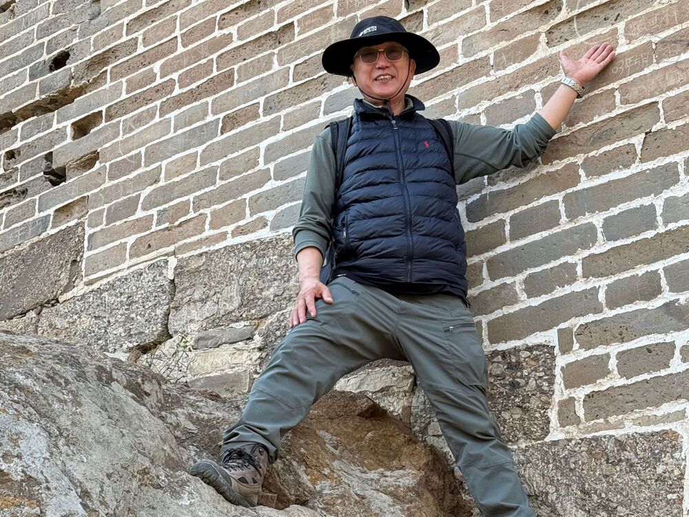 Vores lokalguide Richard fortæller om Den Kinesiske Mur. Foto Bente Mølgaard