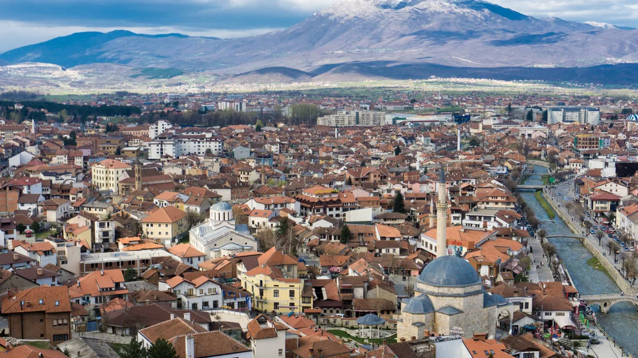 Prizren ligger smukt ved foden af Sar Bjergene. Foto Viktors Farmor