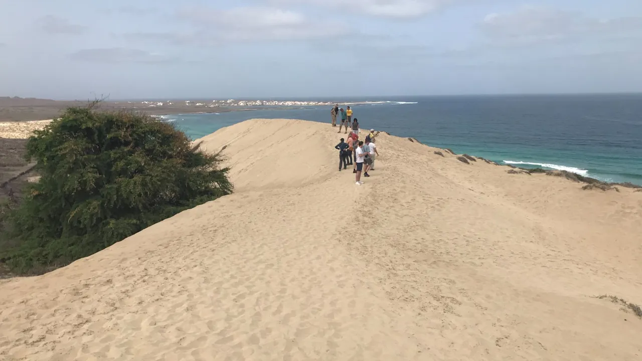 På Saõ Vicente går vi en tur på de fredede sandbanker med flyvesand fra Sahara. Foto Marianne Lucht