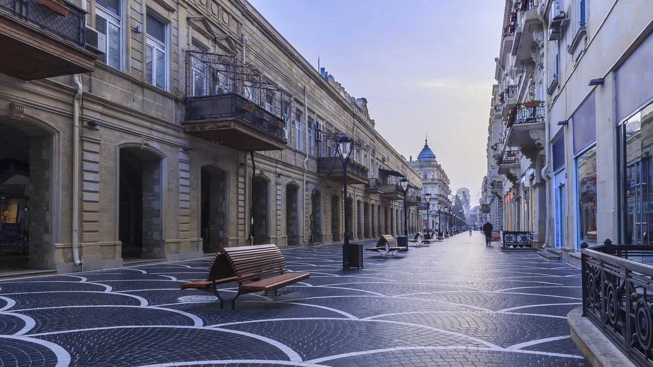 En tidlig morgen på en gade i centrum, før den fyldes af handlende i Baku. Foto Viktors Farmor
