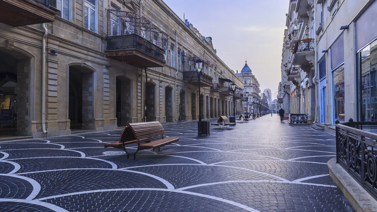En tidlig morgen på en gade i centrum, før den fyldes af handlende i Baku. Foto Viktors Farmor