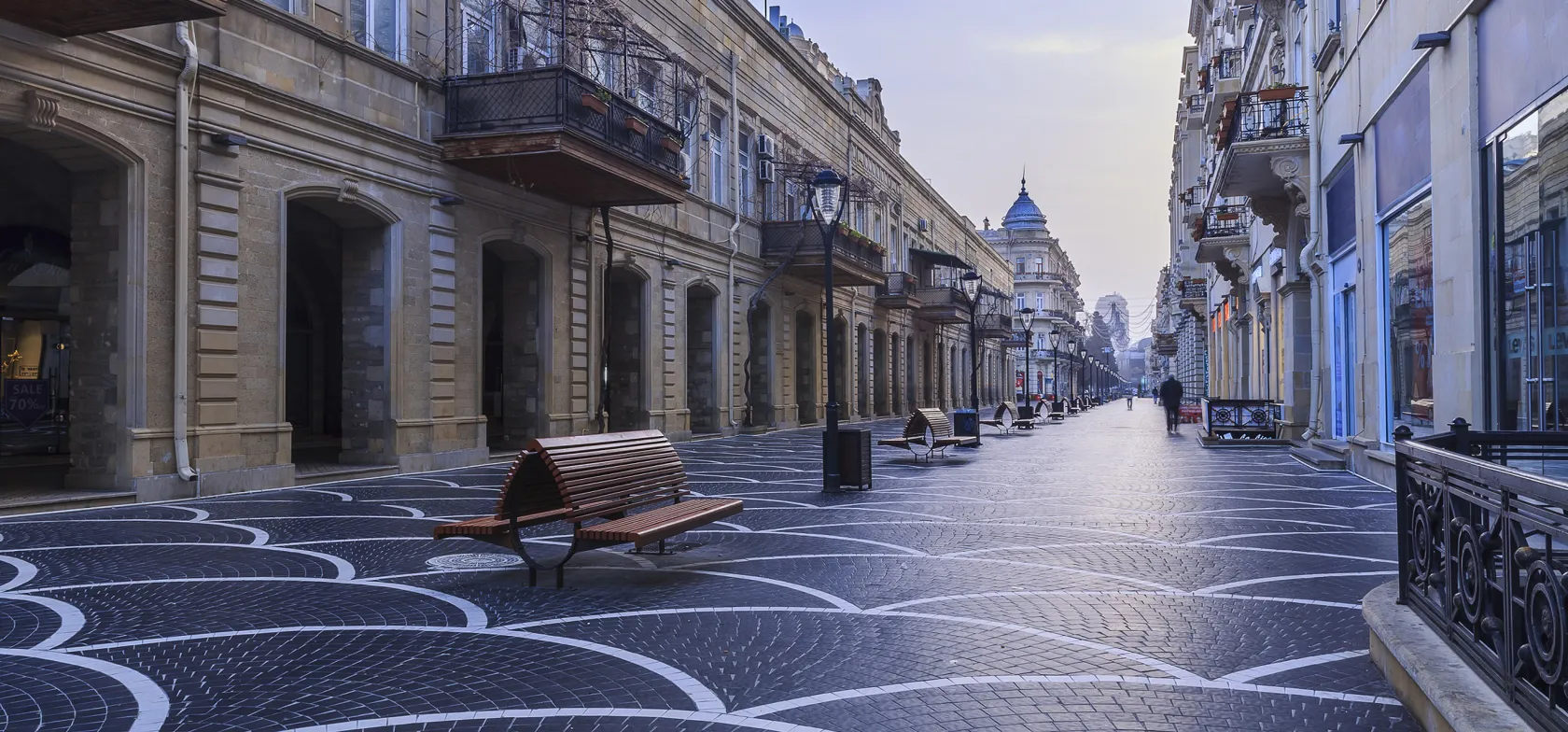 En tidlig morgen på en gade i centrum, før den fyldes af handlende i Baku. Foto Viktors Farmor