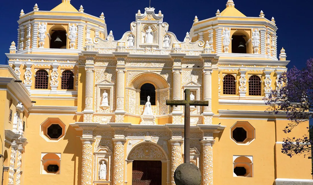 Den smukke Iglesia (kirke) La Merced i Antigua Guatemala. Foto Anders Stoustrup
