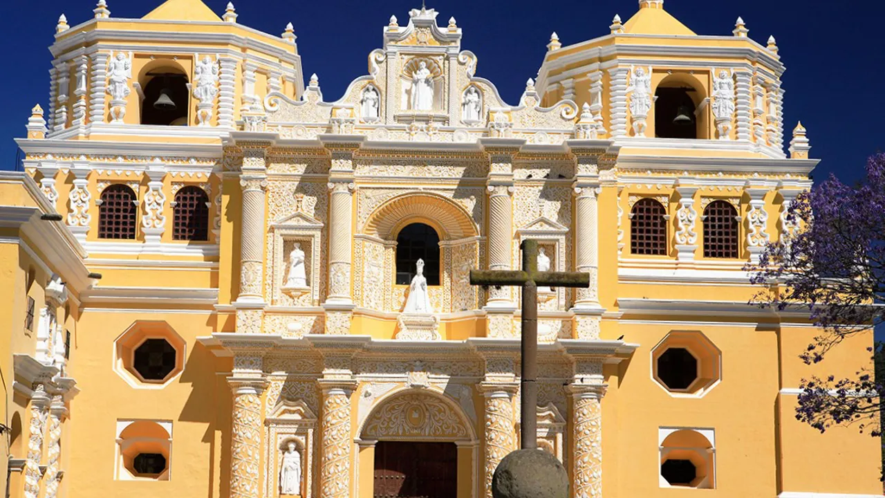 Den smukke Iglesia (kirke) La Merced i Antigua Guatemala. Foto Anders Stoustrup