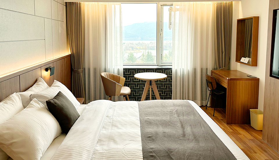 To swimmingpools, 3 restauranter og have er blot nogle få af faciliteterne på Commodore Hotel i Gyeongju.