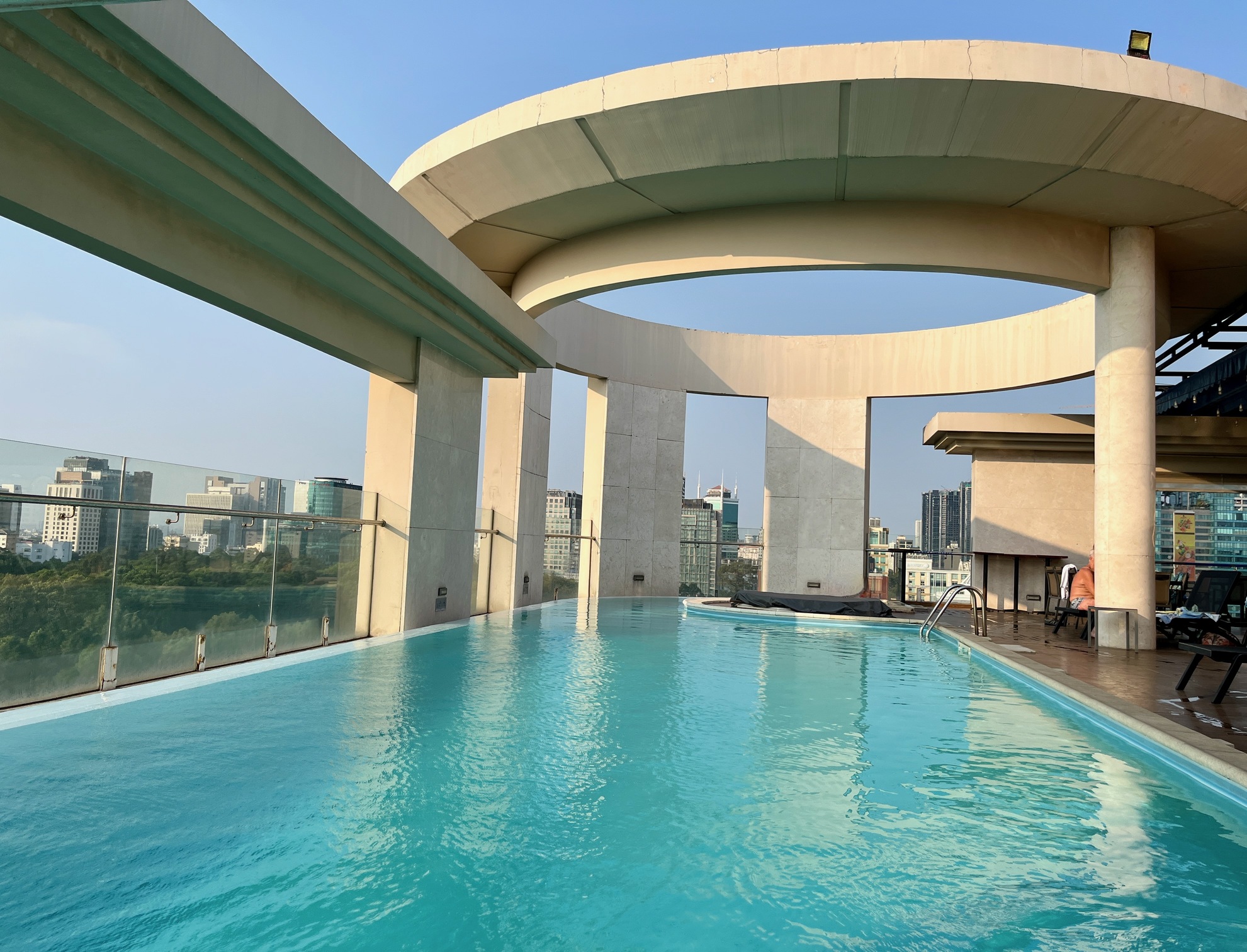 Poolen på taget af Central Palace i Saigon. Foto af Anders Stoustrup