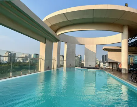 Poolen på taget af Central Palace i Saigon. Foto af Anders Stoustrup