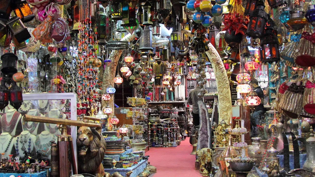 Eventyrlig souvenirbutik i souken i Muscat. Foto Viktors Farmor
