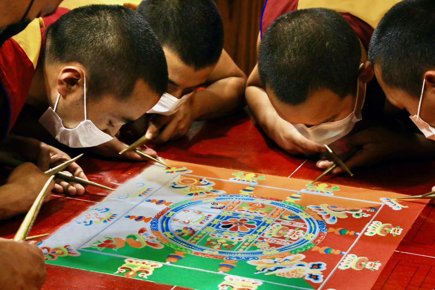 Munke i Dharamsala i dyb koncentration over en sandmandala. Foto Anders Stoustrup