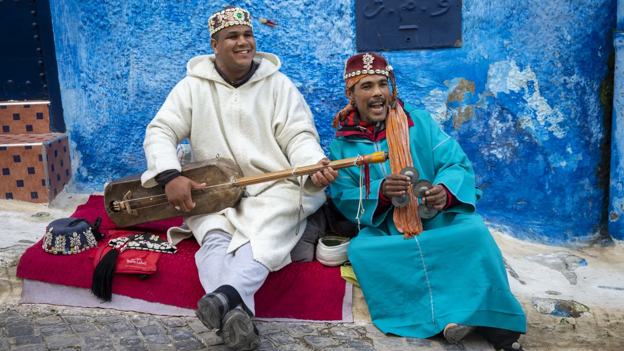 Lokale musikere skaber stemning i Chefchaouens blå gader. Foto Inge Lynggaard
