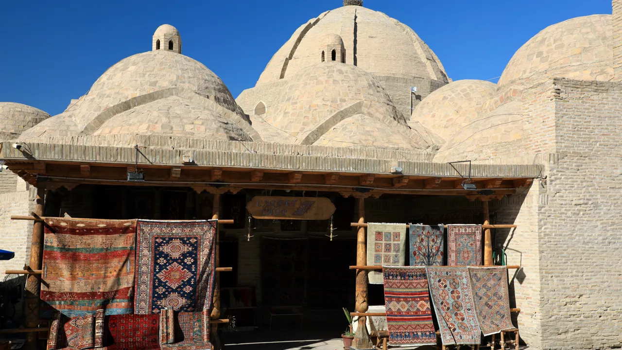 Tæppehandler i Bukhara. Foto af Anders Stoustrup