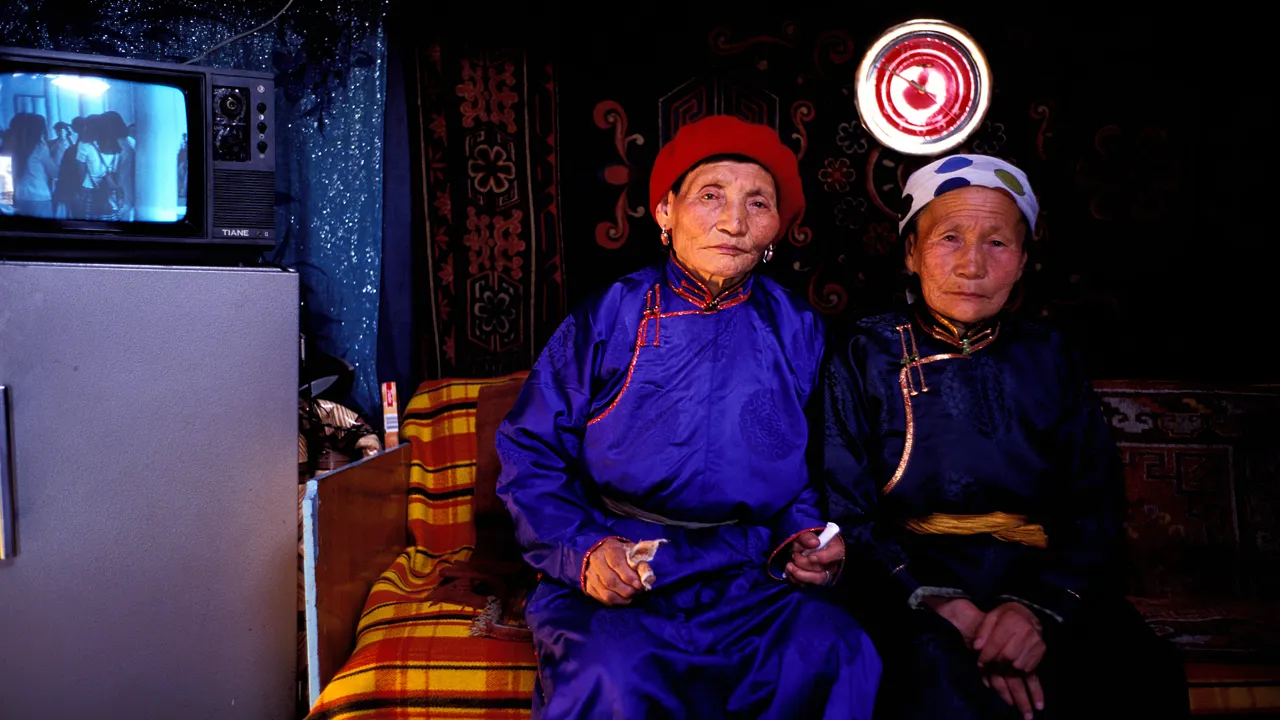 To ældre kvinder i traditionelt tøj, som anvendes ved festlige lejligheder. Foto Viktors Farmor