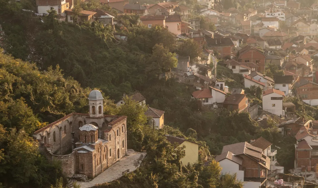 Der er mange smukke historiske bygninger i Pizren. Foto Viktors Farmor