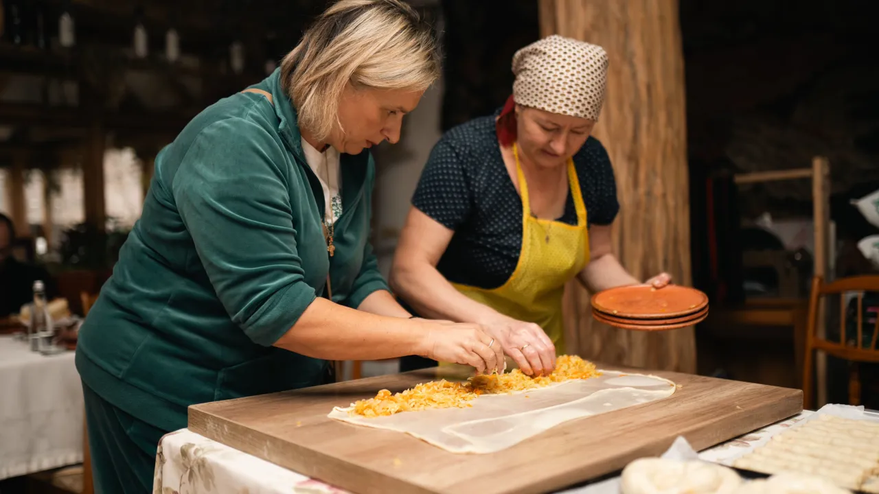 Vi laver placinta, der er en traditionel moldovisk tærte fyldt med ost, kartofler, kål eller æbler. Foto Viktors Farmor