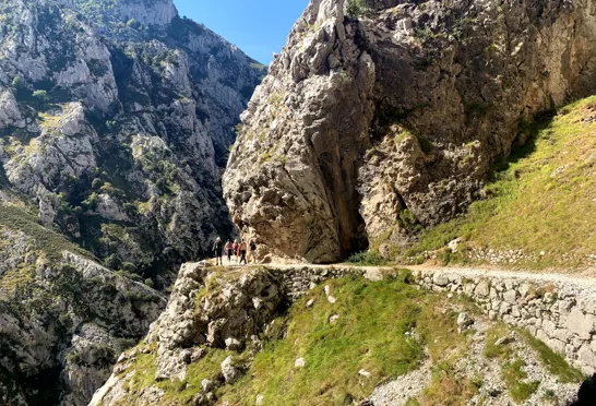 På vandreferie i Picos de Europa vandrer vi langs klipper på Ruta del Cares. Et højdepunkt på en rejse til Spanien. Foto Josefine Aude Raas