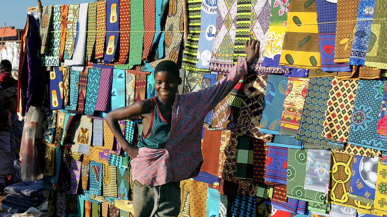 Der er farver over markederne i Malawi. Foto Viktors Farmor