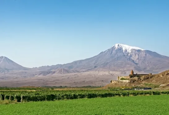 Klosteret Khor Virap med udsigt til Ararat.