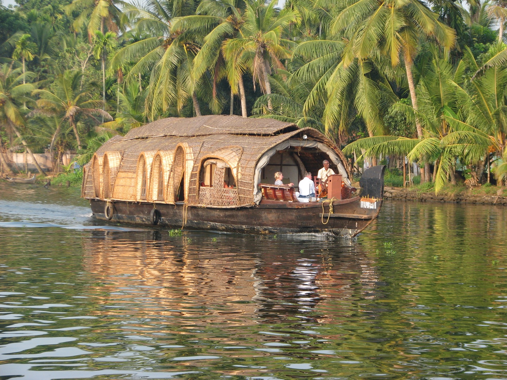 Roligt glider vi gennem Backwaters på vores husbåde. Foto Vagn Olsen