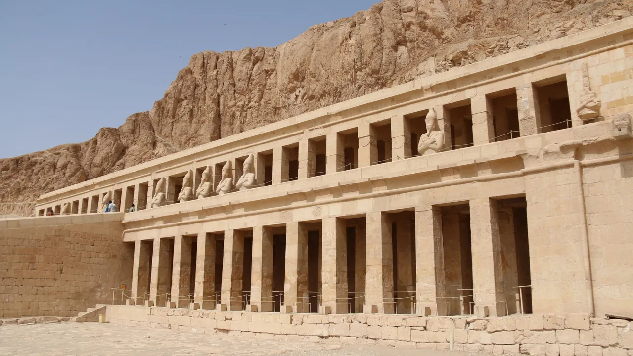 Dronning Hatshepsuts tempel er et utroligt bygningsværk hugget ind i klippesiden. Foto Anja Schmidt