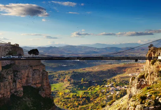 En imponerende bro strækker sig over kløften i Constantine, Algeriet, og byder på en betagende udsigt. Foto Viktors Farmor