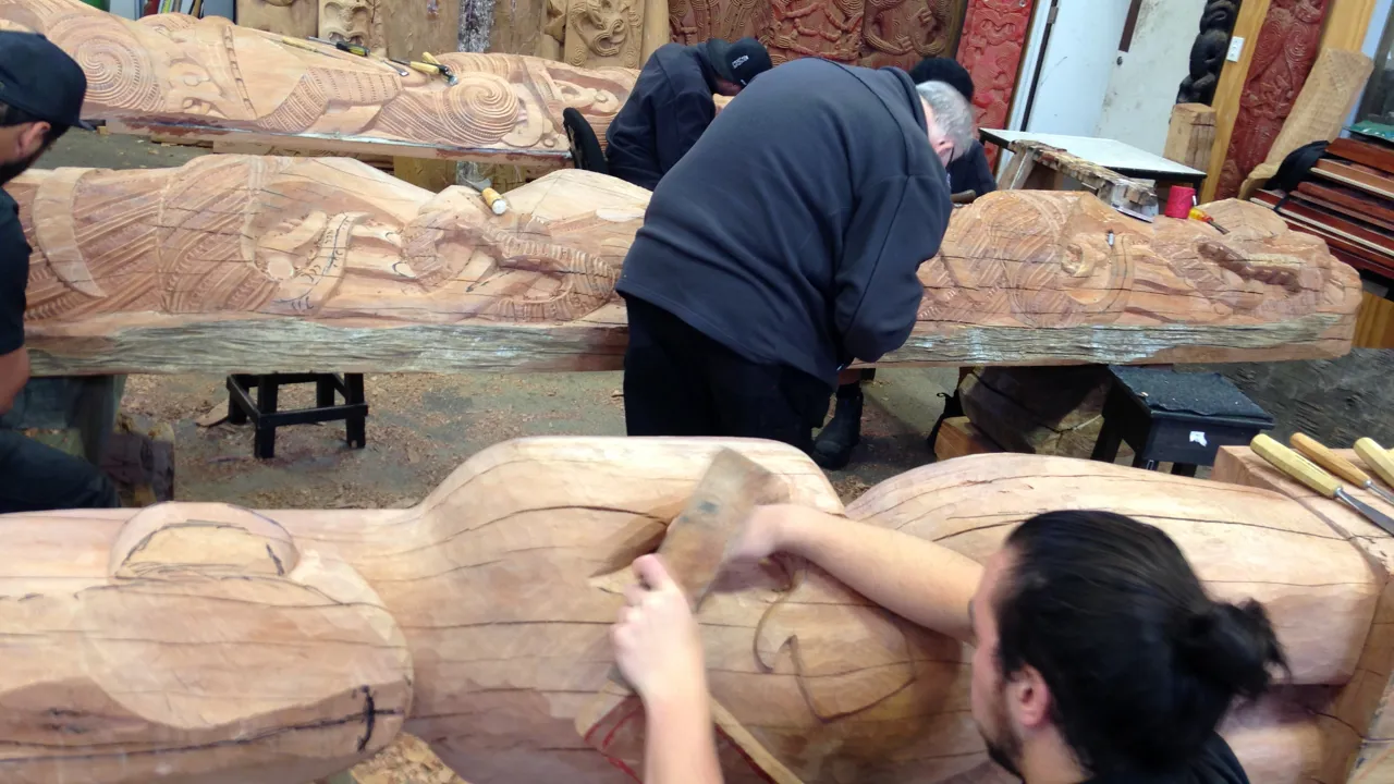 Māori-træskæring i Rotorua. Foto Viktors Farmor