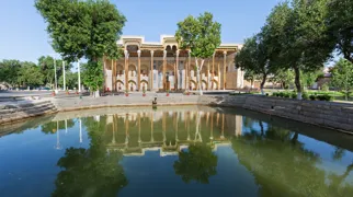 I Bolo Haus moskeen i Bukhara møder vi den guldtandede Imam.
