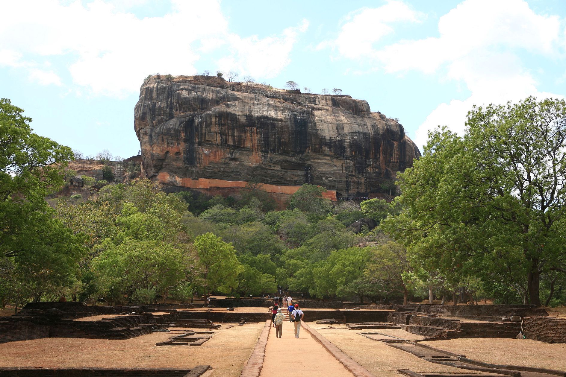 På toppen af løveklippen ser vi ruiner fra et forhistorisk palads. Foto Anders Stoustrup