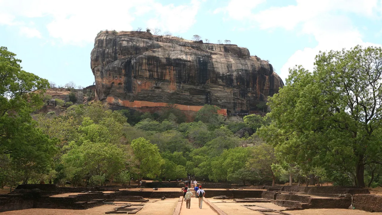 På toppen af løveklippen ser vi ruiner fra et forhistorisk palads. Foto Anders Stoustrup