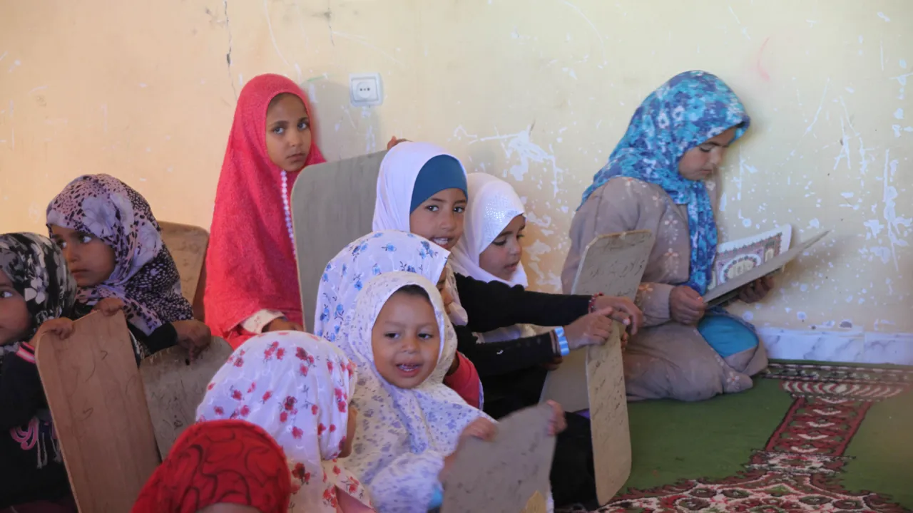 Unge piger i Algeriet i fuld gang med deres skoledag, engageret i deres studier og udforsker læring. Foto Viktors Farmor