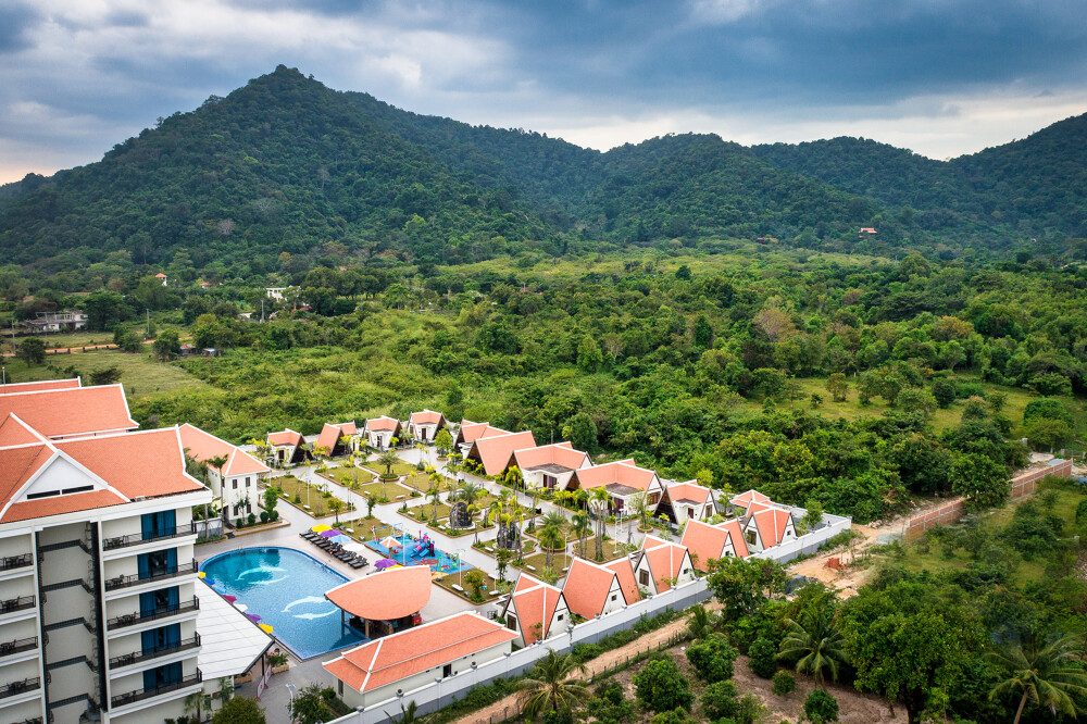 Med sin udendørs pool og solterrasse indbyder Vakara Hotel til afslapning i tropiske omgivelser. 