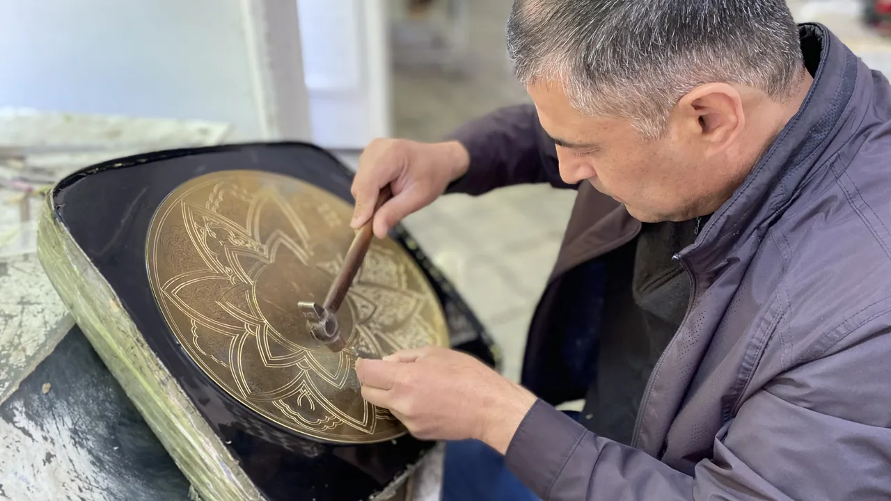 Håndværkstraditionerne holdes i hævd i Bukhara. Michael Høeg Andersen