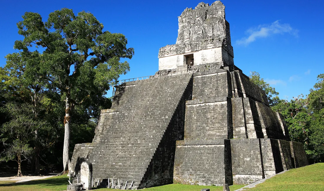 Det såkaldte Tempel 2 pryder den ene ende af Grand Plaza i Tikal. Foto Anders Stoustrup