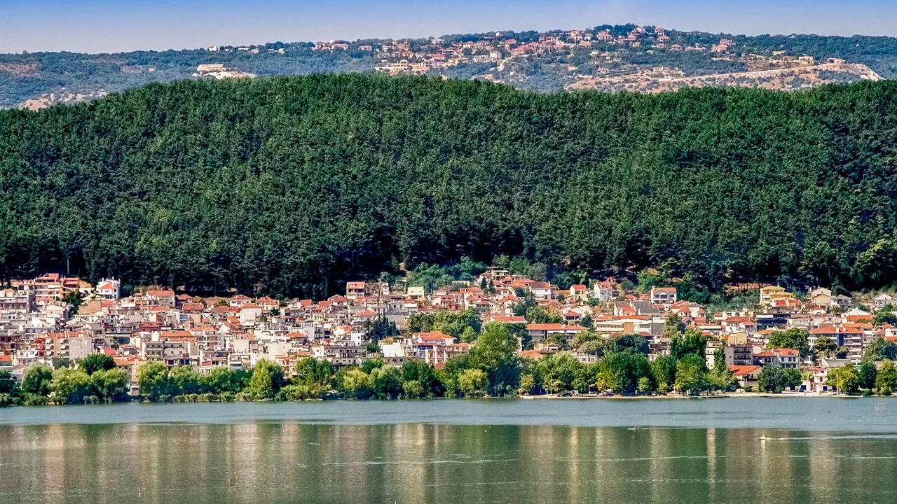 Ioannina ligger ned til den smukke Pamvotida-sø. Foto Stratos Giannikos