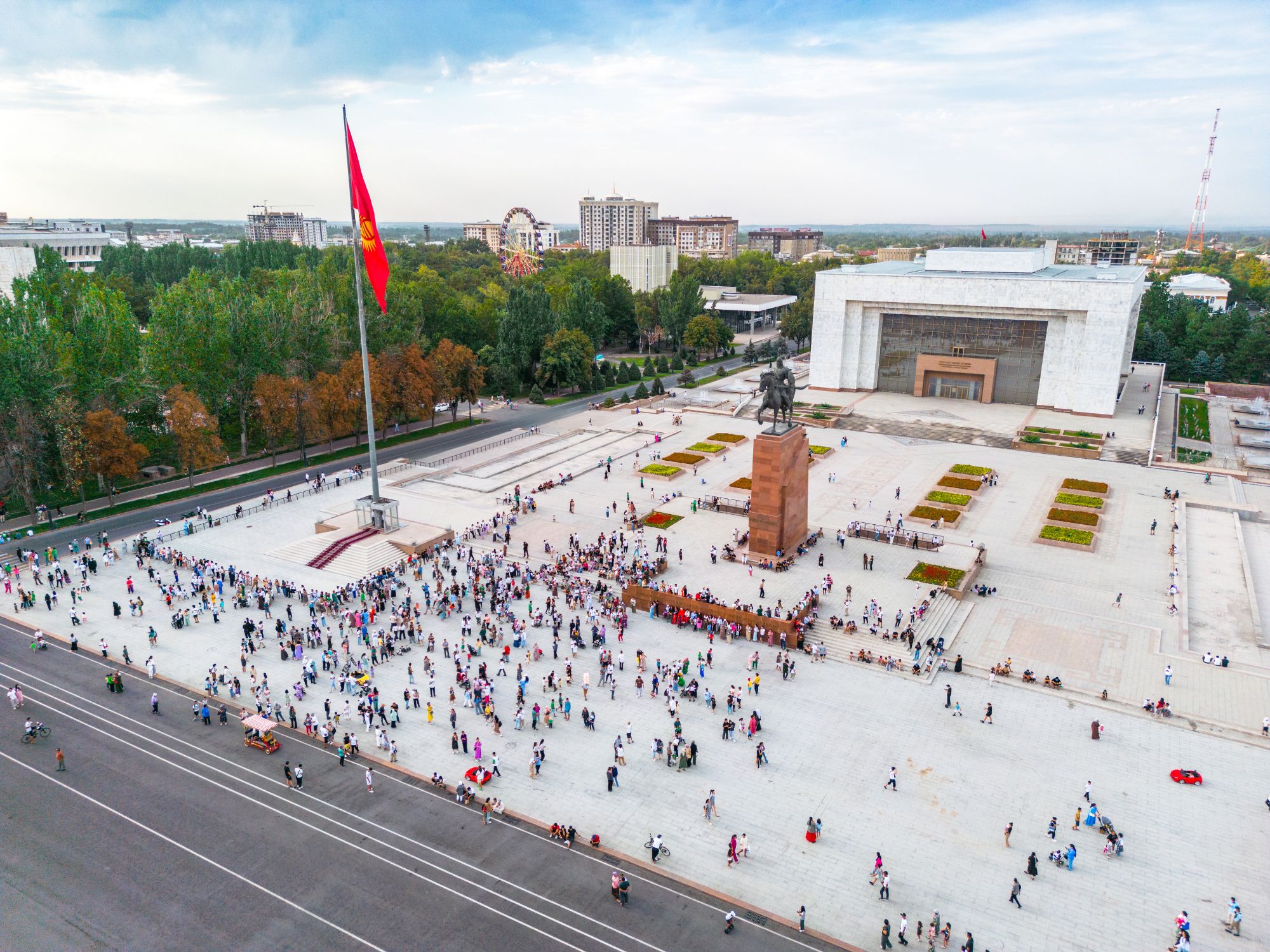 Vi besøger den grønne by, Bishkek. Her ser vi bl.a. Ala Too Square på sightseeing-turen. Foto Viktors Farmor