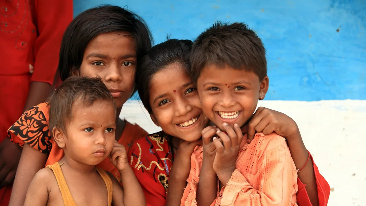 Oprigtig nysgerrighed i en lille landsby nær Pench National Park. Foto Anders Stoustrup