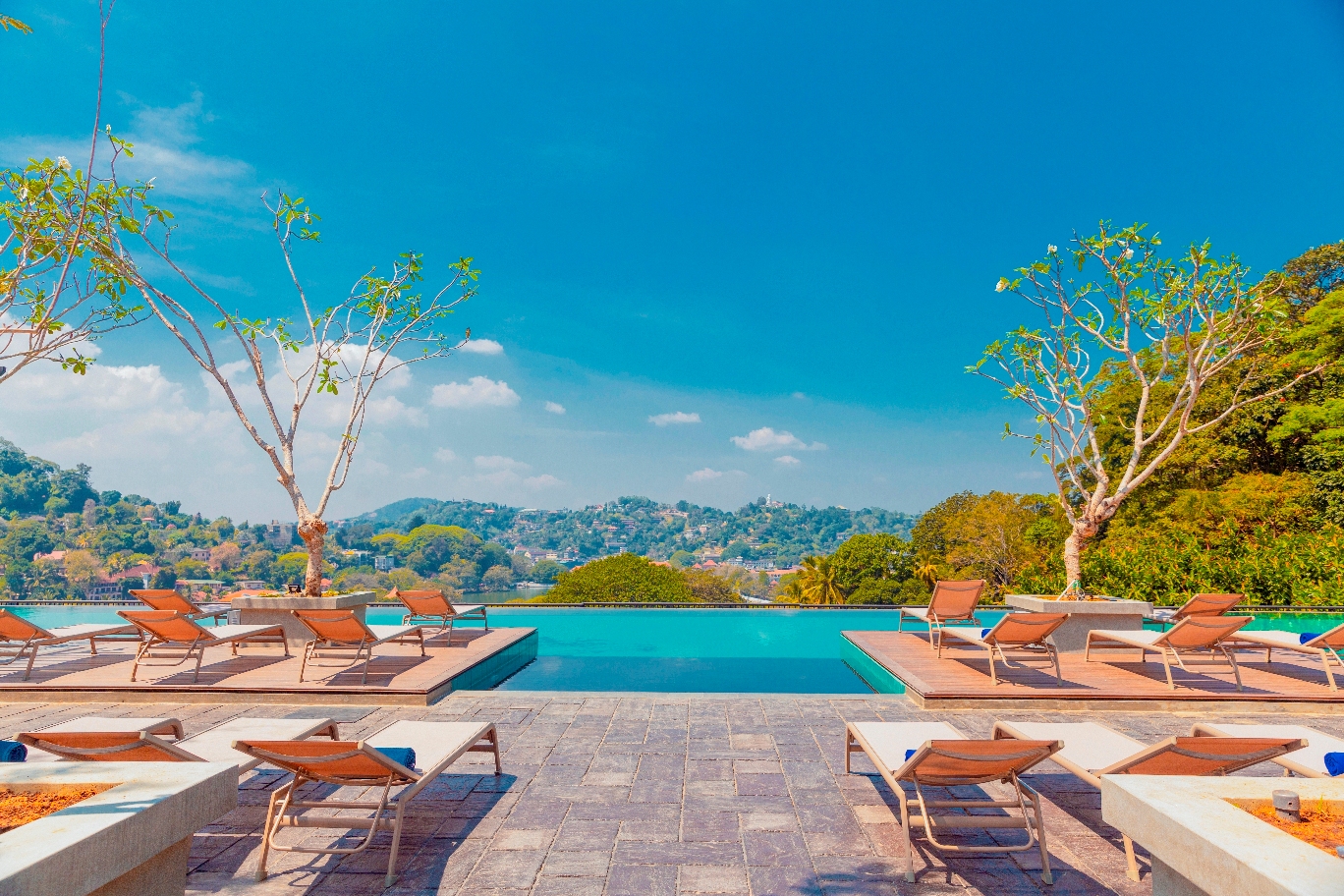 Thilanka Hotel ligger med udsigt over Kandy-søen og de grønne bakker omkring Tandens Tempel. 