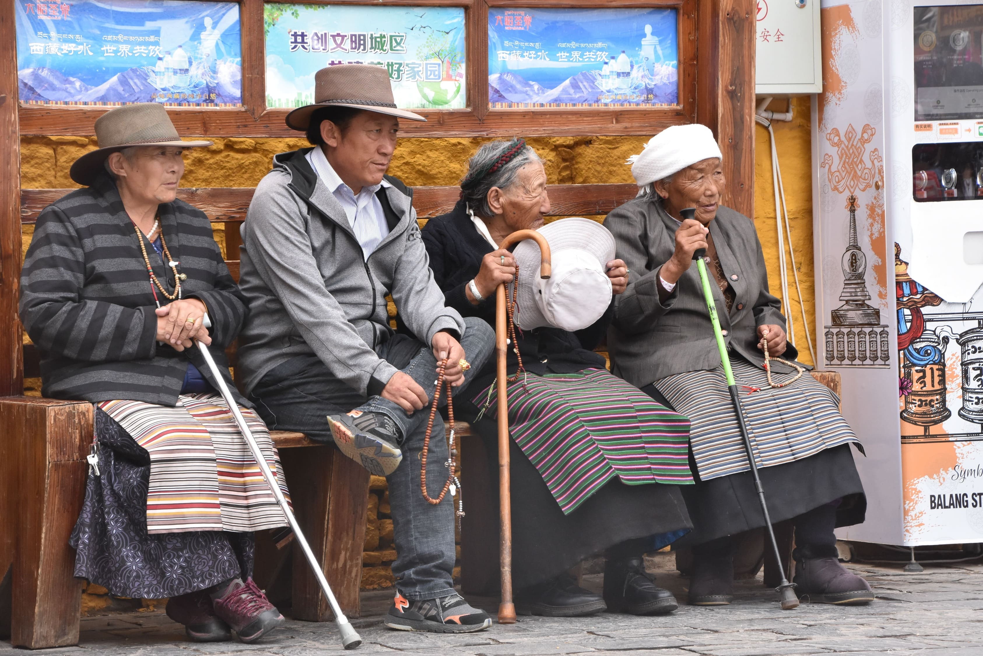 Kora pause ved Jokhang templet. Foto Ulla Dons