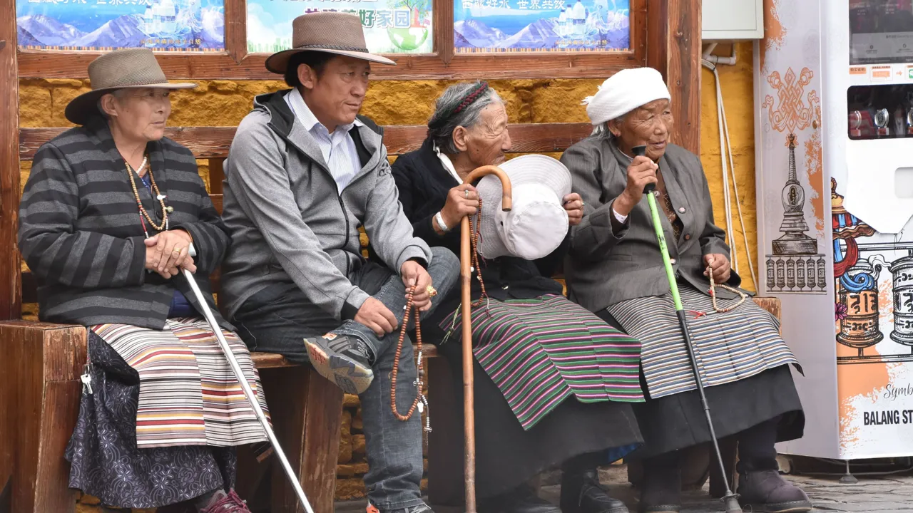 Kora pause ved Jokhang templet. Foto Ulla Dons