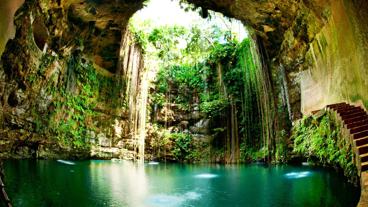 Vi besøger cenoten Ik Kil, hvor det er muligt at tage en svømmetur. Foto Viktors Farmor