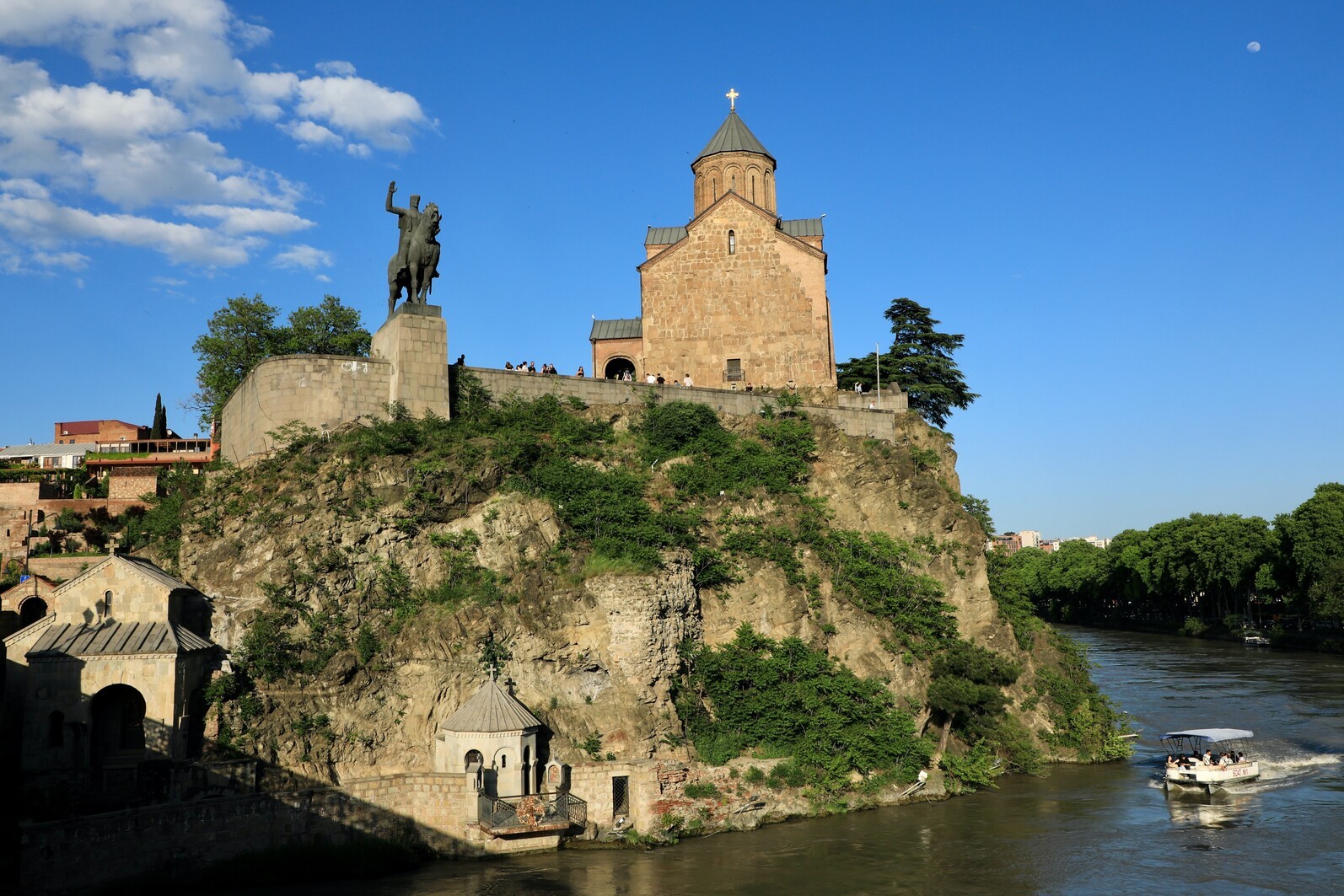 Vi ser Metekhi-kirken, som ligger flot ned til floden i den gamle bydel af Tbilisi. Foto Anders Stoustrup