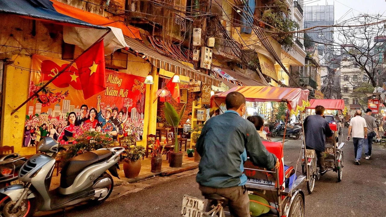 I lokale cykel-rickshaws triller vi gennem små gader i Hanois gamle bydel.