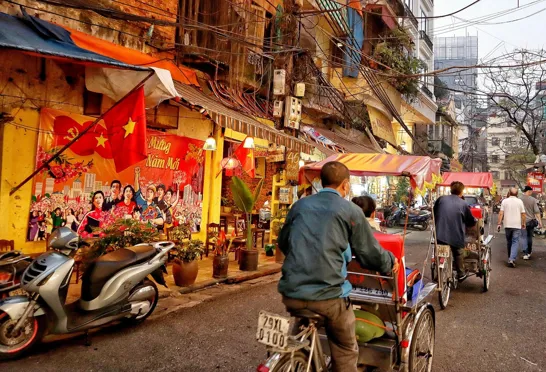 I lokale cykel-rickshaws triller vi gennem små gader i Hanois gamle bydel.