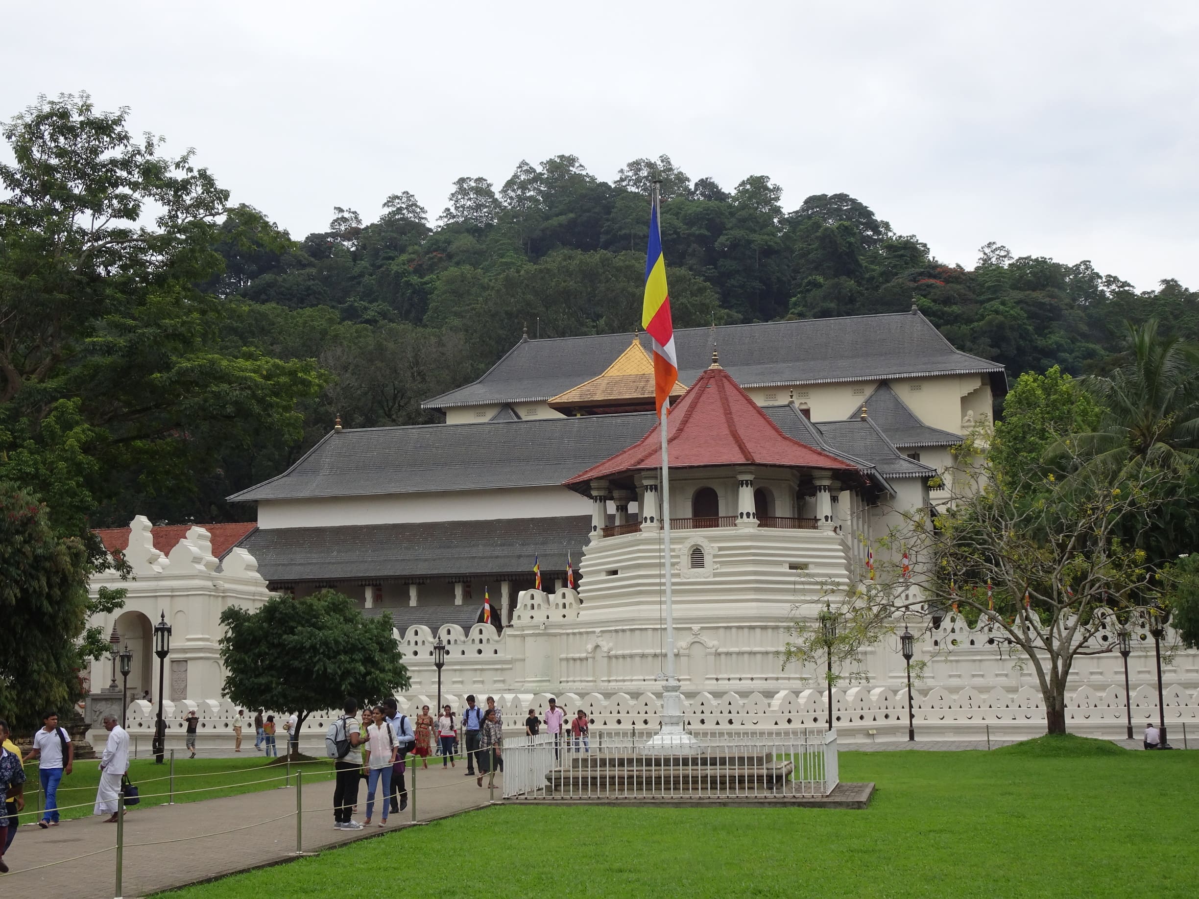 I Kandy besøger vi Tandens Tempel, Sri Lankas helligste sted. Foto Laura Lyhne Christensen